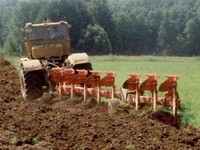 Полунавесной оборотный плуг Мanager C 8T 80/102 8-корпусный фирмы KUHN