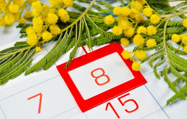 8-marta-zhenskii-den-kalendar-chisla-krasnye-data-mimoza-tsv