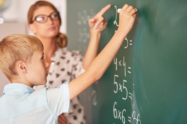 Teacher-trying-to-help-boy-understand-the-maths
