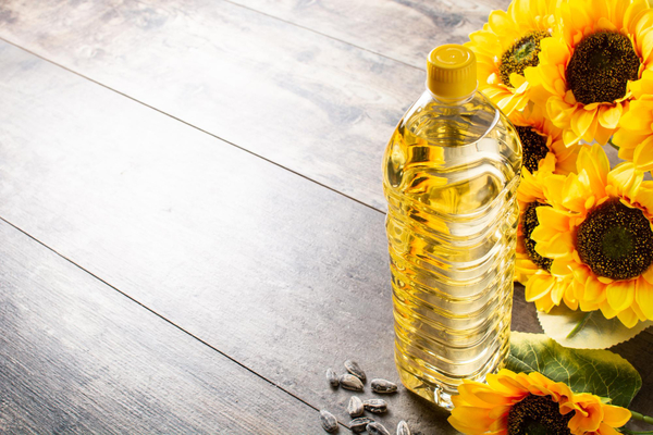 Sunflower-oil-plastic-bottle-on-wooden-table