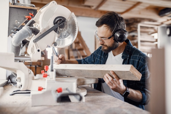 Freelancer-carpenter-working-with-circular-saw