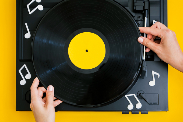 Vinyl-2148289016-freepik