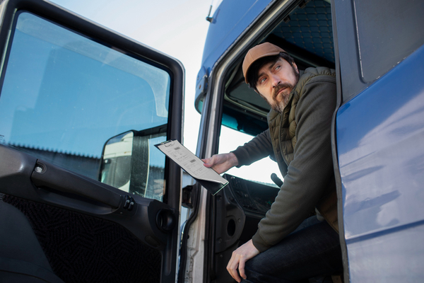 Truck-2149426506-freepik