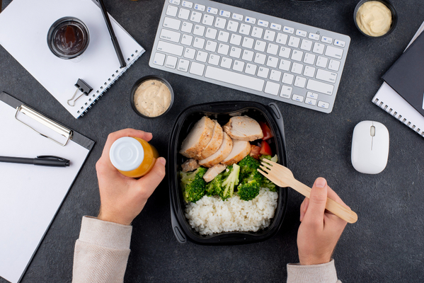 Lunch-2149182228-freepik