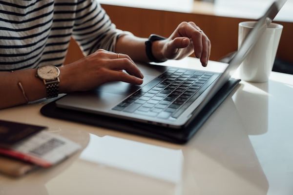 Laptop-9ju-unsplash